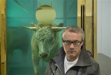 Damien Hirst a jeho dlo Zlat tele (Golden Calf)