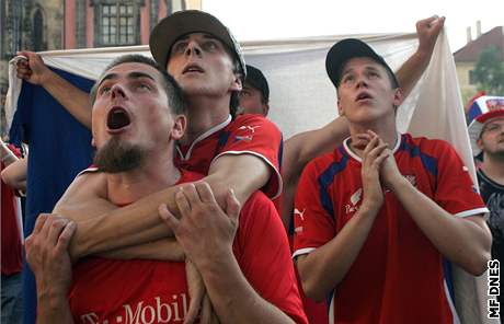 Fanouci eského týmu sledovali na velkoploné obrazovce v Praze na Staromstském námstí poráku svého týmu ve fotbalovém utkání s Portugalskem.