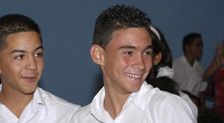 trnáctiletý Elián (vpravo) slavnostn spolu s dalími 18 tisíci Kubánci stejného vku vstoupil do Svazu mladých komunist. 