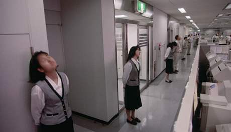Ačkoliv v tuzemsku už na ranní rozcvičky v japonských firmách nenarazíme, jednotné uniformy nosí stále všichni, a to i vedení. Ilustrační foto