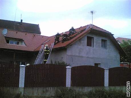 Blesk udeil do domu ve Vochov u Plzn do míst, kde je anténa, a svezl se po kabelu.