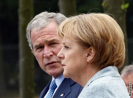 Americký prezident George W. Bush hovoí s nmeckou kanclékou Angelou Merkelovou