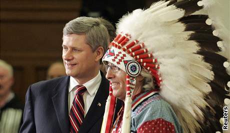 Kanadský premiér Stephen Harper (vlevo) a zástupce indián Phil Fontaine