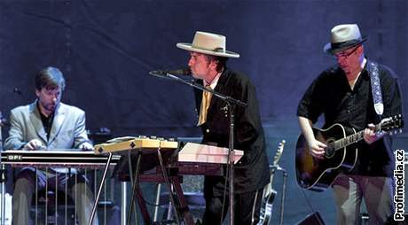 Bob Dylan na jednom z pedchozích koncert (vlevo Donnie Herron)