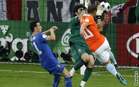 Nizozemský fotbalista Wesley Sneijder pekonává italského brankáe Gianluigiho Buffona.