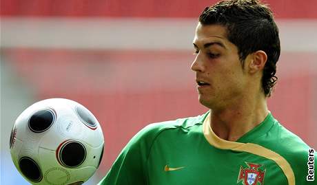 Portugalský fotbalista Cristiano Ronaldo na tréninku ped zápasem proti týmu eska.