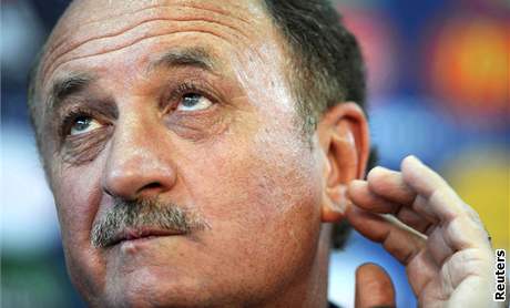 MYSLÍTE TOHLE? Zeptal se Luiz Felipe Scolari, gestem ruky napodobil lob, zahledl se do dálky a vzpomínal na Poborského lob.