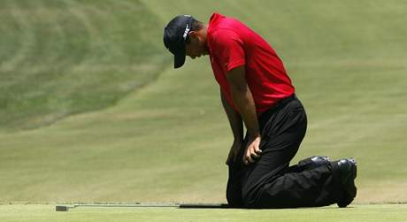 NEJVTÍ ATRAKCE. Tiger Woods je bezkonkurenn nejsledovanjí osobností svtového golfu. Bez nj pijde tento sport o diváky, sledovanost i sponzory.