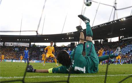Italský branká Buffon chytá penaltu, kterou kopal Mutu z Rumunska.