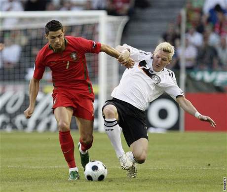 Portugalsko - Nmecko: Ronaldo (vlevo) a Schweinsteiger