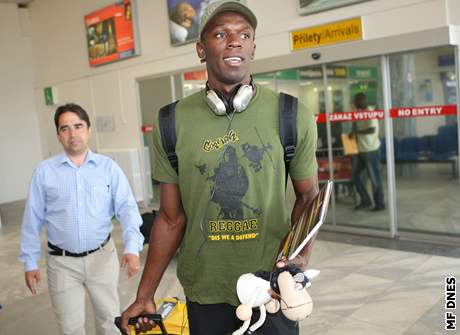 Takhle dorazil Usain Bolt do Ostravy loni, letos piletí soukromým letadlem.