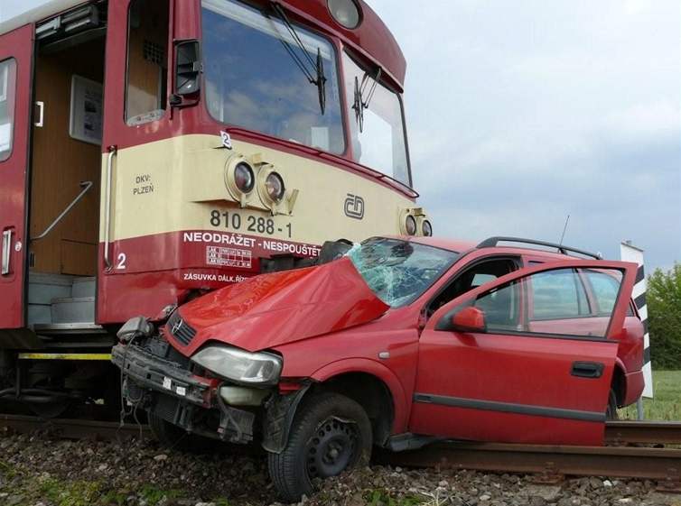 idiku osobního automobilu pevezl vrtulník na traumatologii.