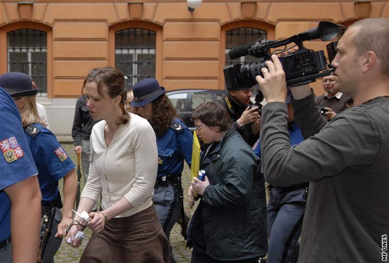 Eskorta pivádí Kláru Mauerovou a Barboru krlovou k soudu (17.6.2008)