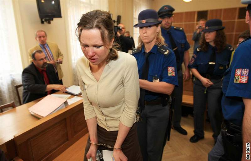 Klára Mauerová u brnnského soudu (17.6.2008)
