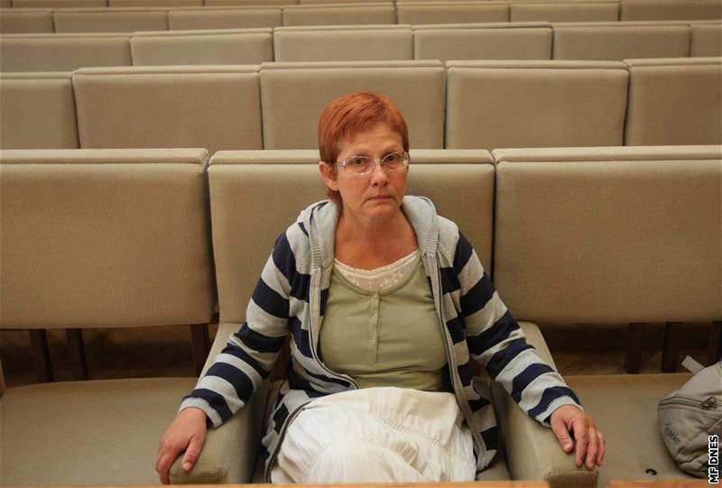 Renata krlová u brnnského soudu (17.6.2008)