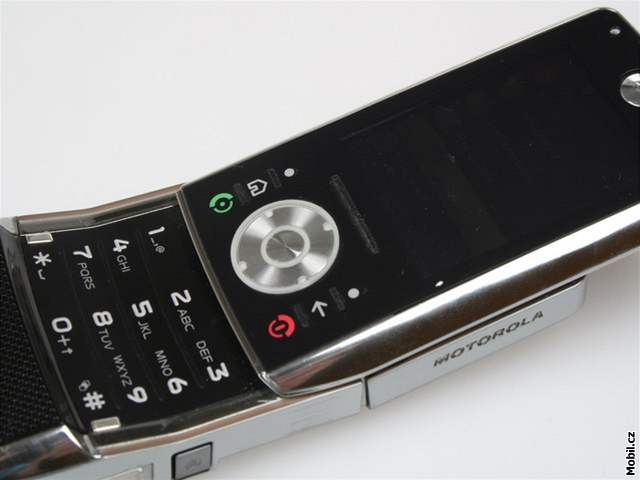Motorola RIZR Z10 je unikátní pedevím svojí prohýbací konstrukcí.