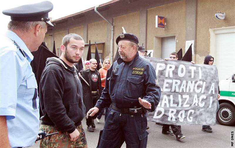 V ulicích Dína se potkaly desítky pravicových radikál a anarchist. Policie je udrela od sebe.