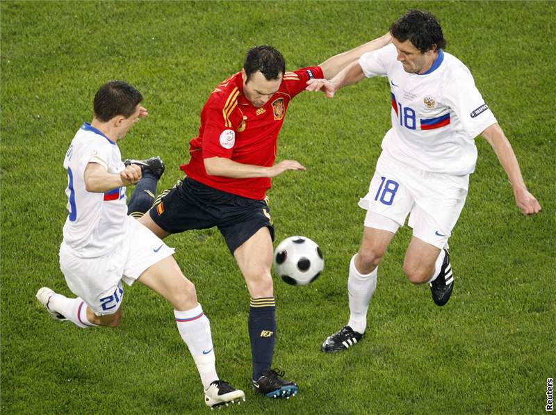 OSLAVUJÍ. David Villa (na zemi nahoe) slaví se spoluhrái jeden ze svých gól.