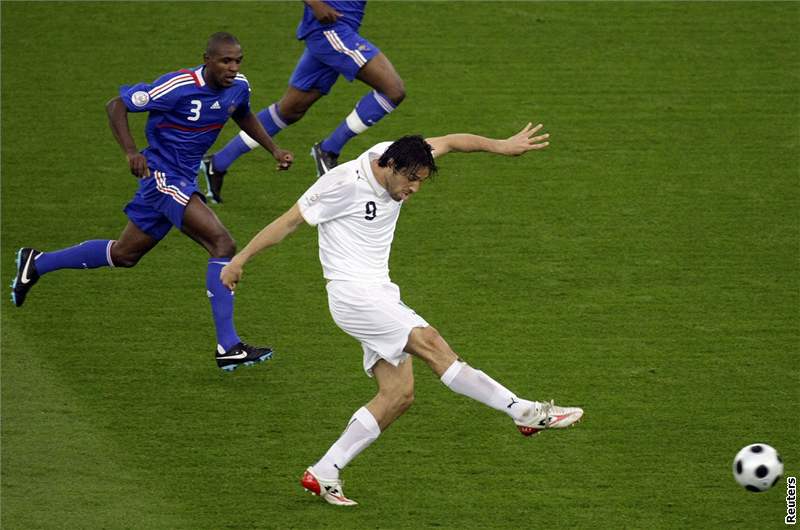 VÍTZNÝ GÓL. Italský záloník Pirlo promuje penaltu.
