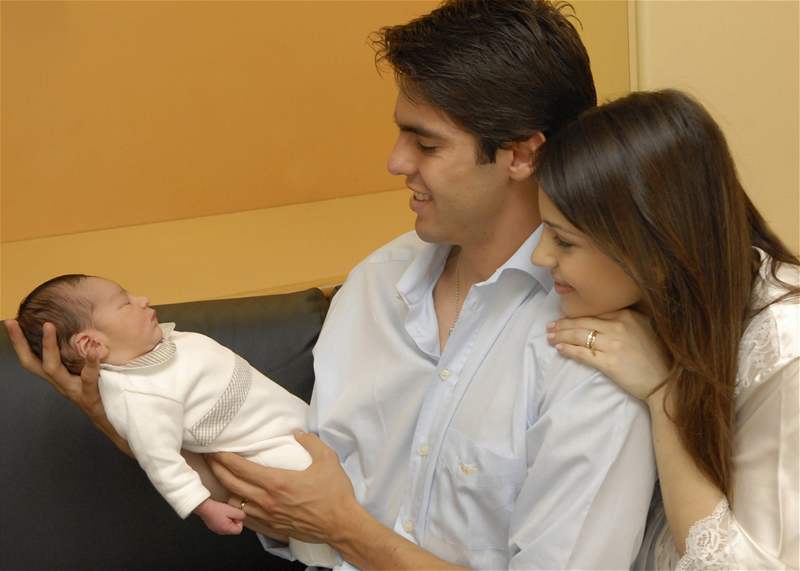 Fotbalista Kaká s manelkou Caroline a synem 