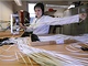 Pracovnice spolenosti Applycon vyrb elektrick vodie s textilnm pltm, kter jsou soust 