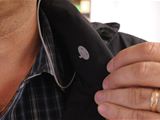 Ředitel společnosti Applycon Milan Baxa ukazuje mikrofon vestavěný v límci 