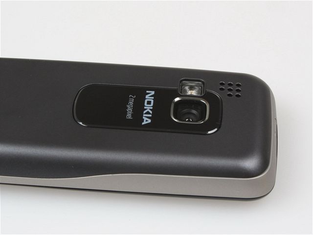 Nokia 3120 Classic bohuel neupoutá pozornost svým vzhledem.