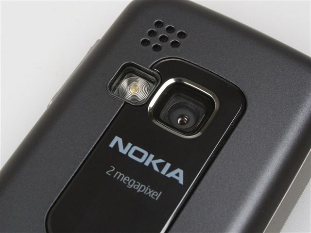 Nokia 3120 Classic bohuel neupoutá pozornost svým vzhledem.