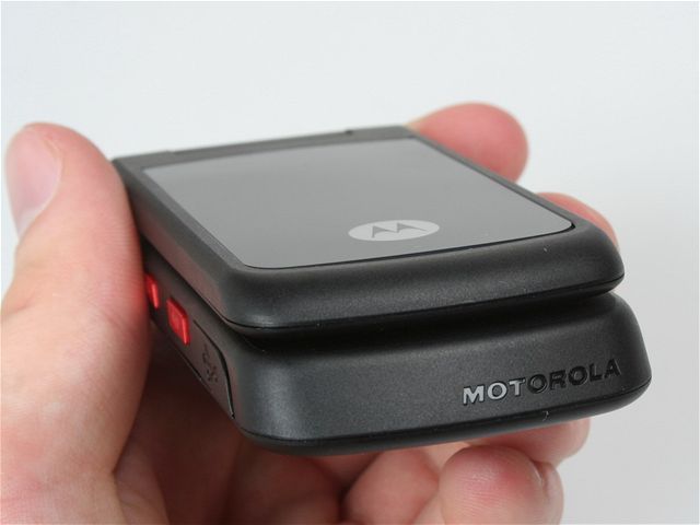 Motorola W270 se me na pomry levných véek pynit pomrn tíhlou konstrukcí.