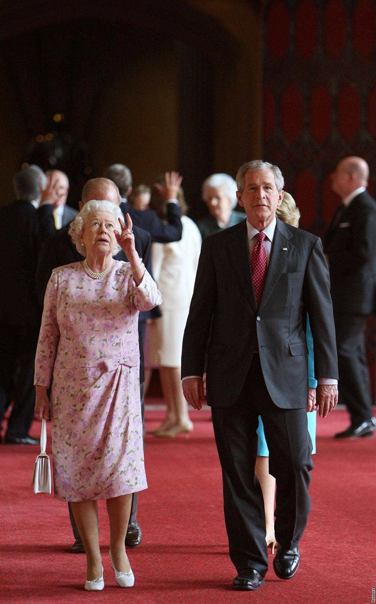 Anglická královna provedla americký prezidentský pár svou oficiální rezidencí