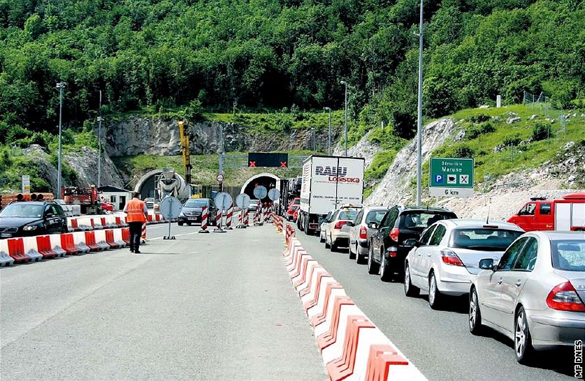P�ed tunelem Mala Kapela jsme se zdr�eli 15 minut, v sezon� se p�ipravte na del�í zdr�ení.
