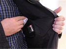 editel spolenosti Applycon Milan Baxa ukazuje ídicí elektroniku vestavnou v podívce "inteligentní bundy". 