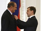 Dmitrij Medvedv vyznamenává Jacquesa Chiraka (12. ervna 2008)