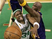 Boston - L.A. Lakers , Paul Pierce (vlevo), Lamar Odom