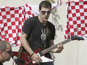 Slaven Bili pi natáení klipu s fotbalovou hymnou