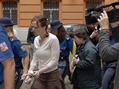 Eskorta pivádí Kláru Mauerovou a Barboru krlovou k soudu (17.6.2008)