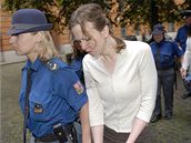 Eskorta pivádí Kláru a Kateinu Mauerovy k soudu (17. 6. 2008).