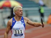 Český sprinter Jiří Vojtík dobíhá štafetový závod na 4 x 100 metrů během Memoriálu Josefa Odložila.