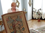 Kastelánka hradu ternberk Helena Gottwaldová ukazuje staronový mobiliá hradu