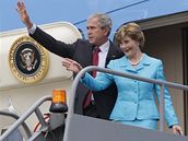 George W. Bush nav�tívil s man�elkou Anglii