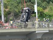 Tragická nehoda terénního vozu, který sjel v Praze do Vltavy