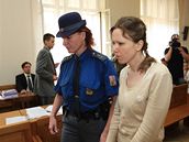 Klára Mauerová u brnnského soudu (18.6.2008)
