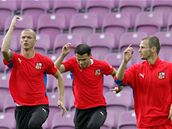 etí fotbalisté na pedzápasovém tréninku v enev