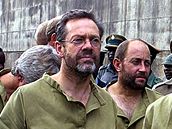 Simon Mann krátce po svém zat�ení v Harare. Archivní snímek z roku 2004