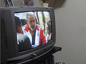 Kubánka sleduje v televizi zábry Fidela Castra