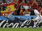 Řecko - Španělsko: Pepe Reina dostává gól od Angelose Charistease.