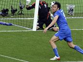 Itálie - Rumunsko: Toni (v modrém) a rozhodí Ovrebo