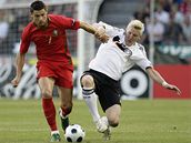 Portugalsko - N�mecko: Ronaldo (vlevo) a Schweinsteiger