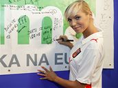 Hana Malíková se podepisuje na vzkazovou tabuli
