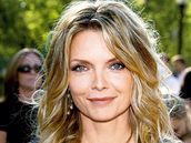 Michelle Pfeiffer ani v padesáti neztratila nic ze svého pvabu.